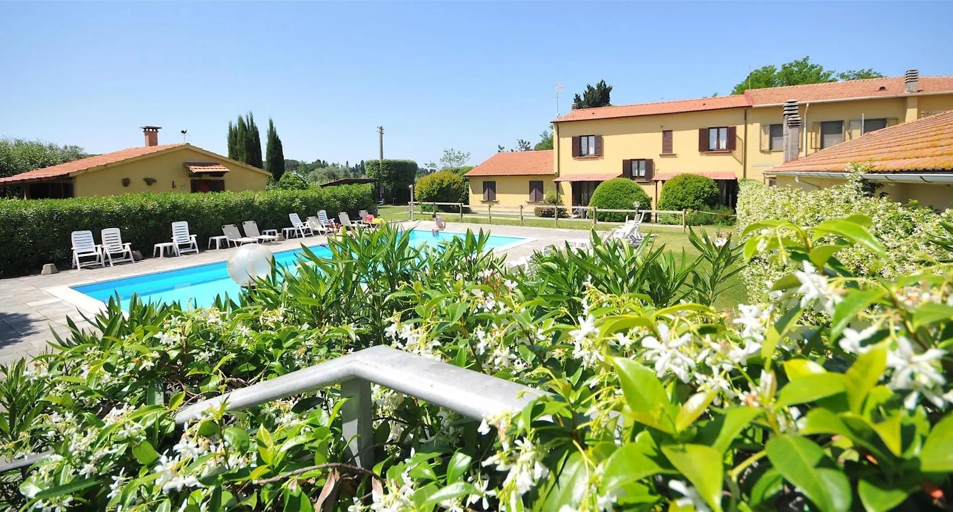 Apartment Wohnung Mit Pool Und Grossem Garten Cecina  Italy